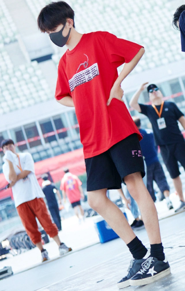 难怪易烊千玺很少用短裤炫腿,当他穿上那一刻,女生都快自闭了