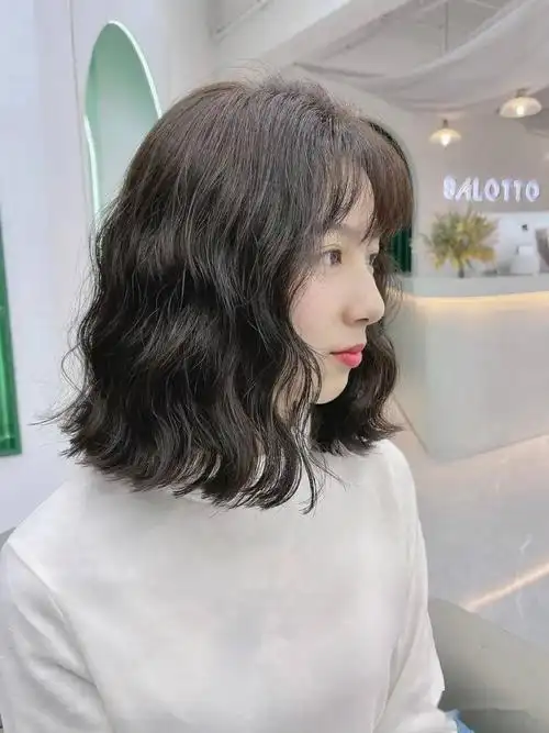 质感十足整个发型看着非常的清爽简单微微卷度的纹理烫显得十分自然