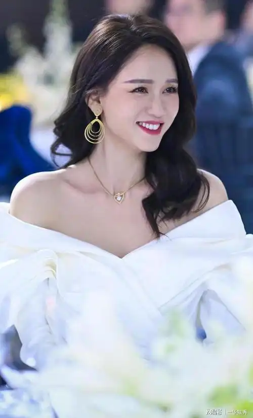 陈乔恩开年写真,白衣香肩婀娜身材,照片证明她并没有怀孕