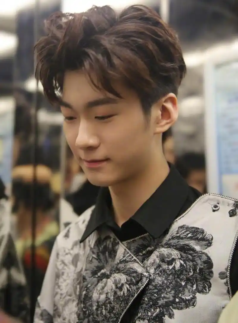 张亮儿子张天天15岁近照# 张亮儿子张天天仅有15岁,但身高已经吹浇