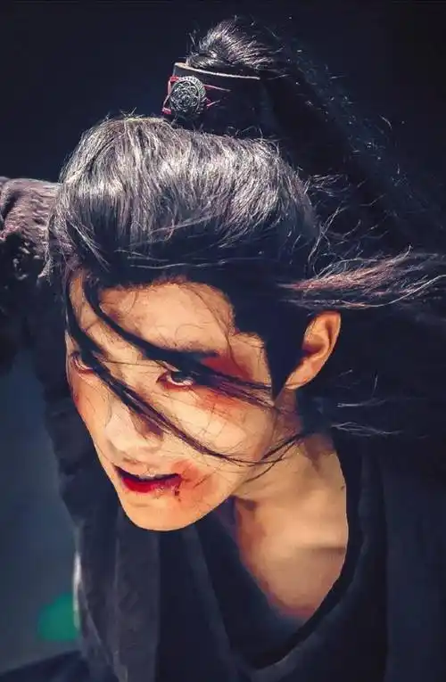 成毅越惨越爱,王佑硕帅倒一大片,肖战的战损妆最惊艳