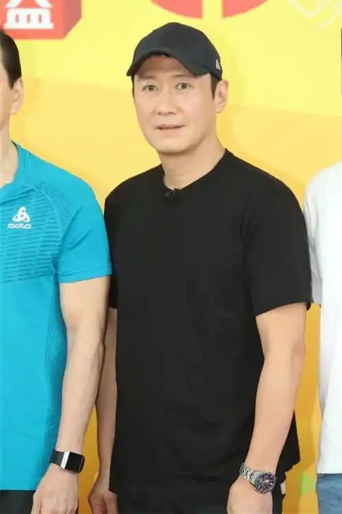 黎明人到中年也不油腻穿一身黑色风采依旧英俊的气质十分显著