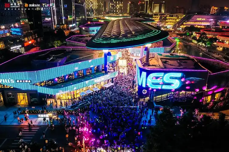 圆融时代广场天幕焕新点亮