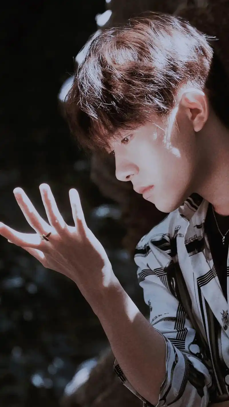 所有的看似意外,其实都有迹可循.#易烊千玺 #少年感 #壁纸 - 抖音