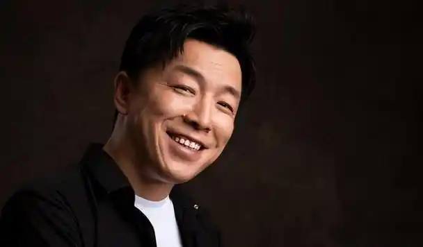 18岁沙溢忍了,18岁鹿晗我也忍!看了18岁的雷佳音我真