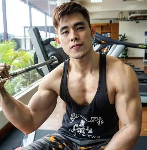 周杰伦最新肌肉照曝光身材超过彭于晏