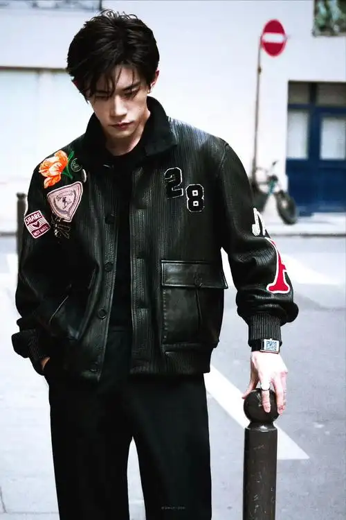 提到易烊千玺,很多人第一时间想到的是tfboys中的那个青涩少年.