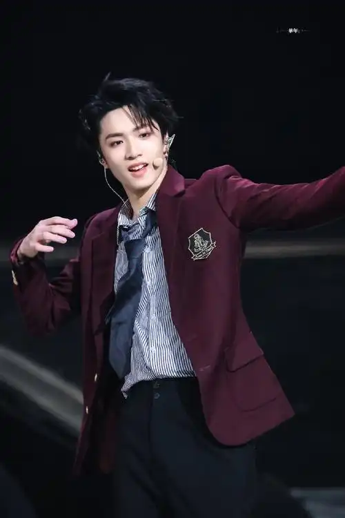 刘耀文叁重楼暨出道四周年演唱会##刘耀文胸前纹身贴