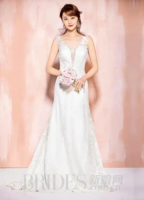 郑爽婚纱大片甜腻腻 手拿捧花惹人爱