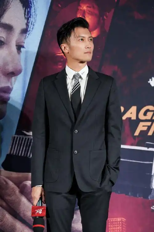 谢霆锋@锋味以一身经典简约黑色西装出席#怒火重案首映礼#,干练帅气