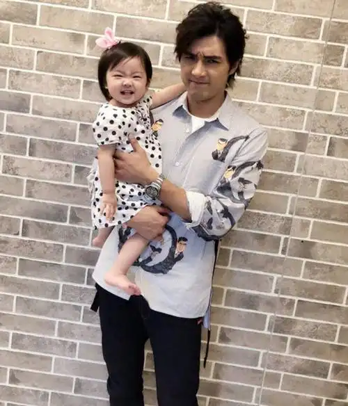 曝贺军翔塌房!手机被扣,家里遭警方搜查,疑与性骚扰有关