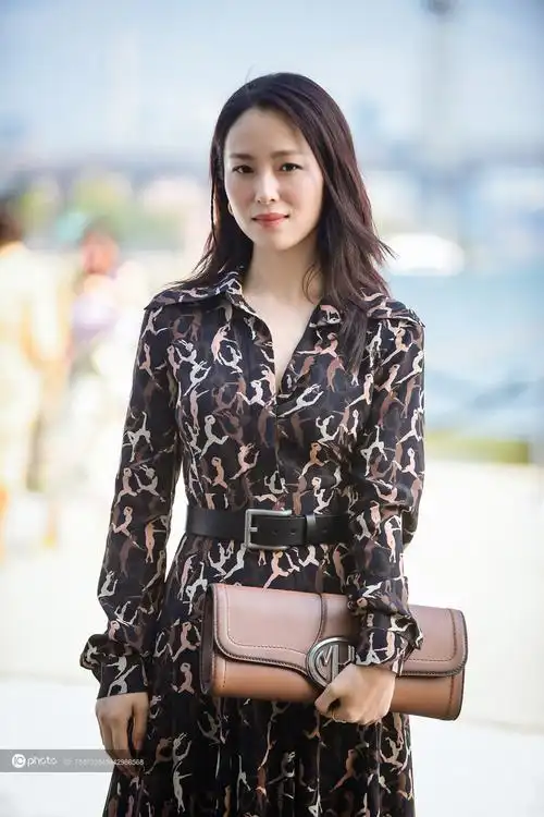 街拍江一燕豹纹图案长裙michaelkors手拿包气质优雅