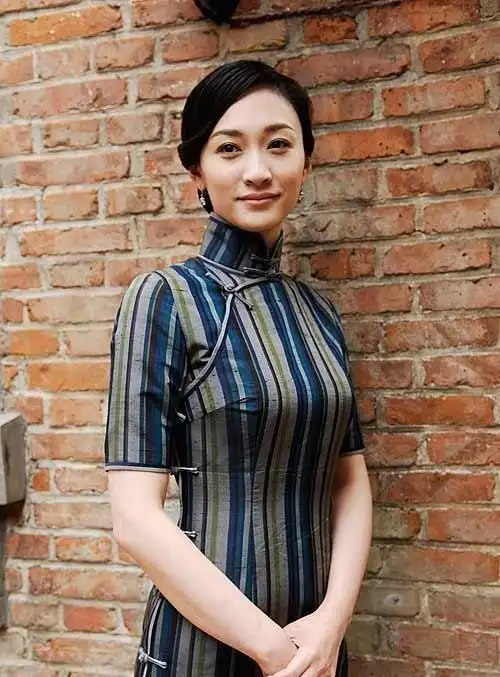 李小冉的气质有多好看她穿旗袍就知道了有种惊艳时光的味道