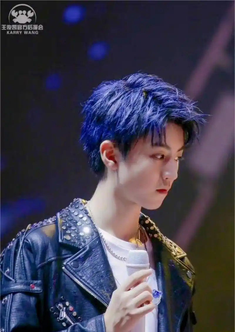 今天的王俊凯是蓝色系的,帅呆了 #王俊凯今天蓝发