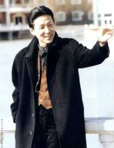 陈道明虽然比宋丹丹大几岁,但是在照片中看起来还是很帅,当年的当年的