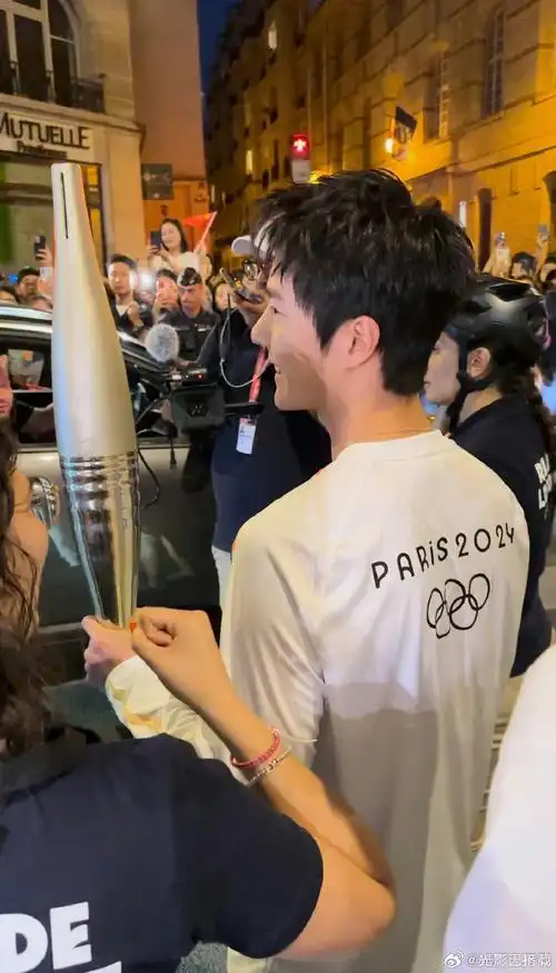 摄影师vic拍的王一博##王一博##王一博捡起掉落的国旗##王一博巴黎