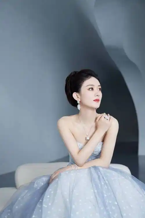 赵丽颖蓝色抹胸连衣裙时尚写真_美得