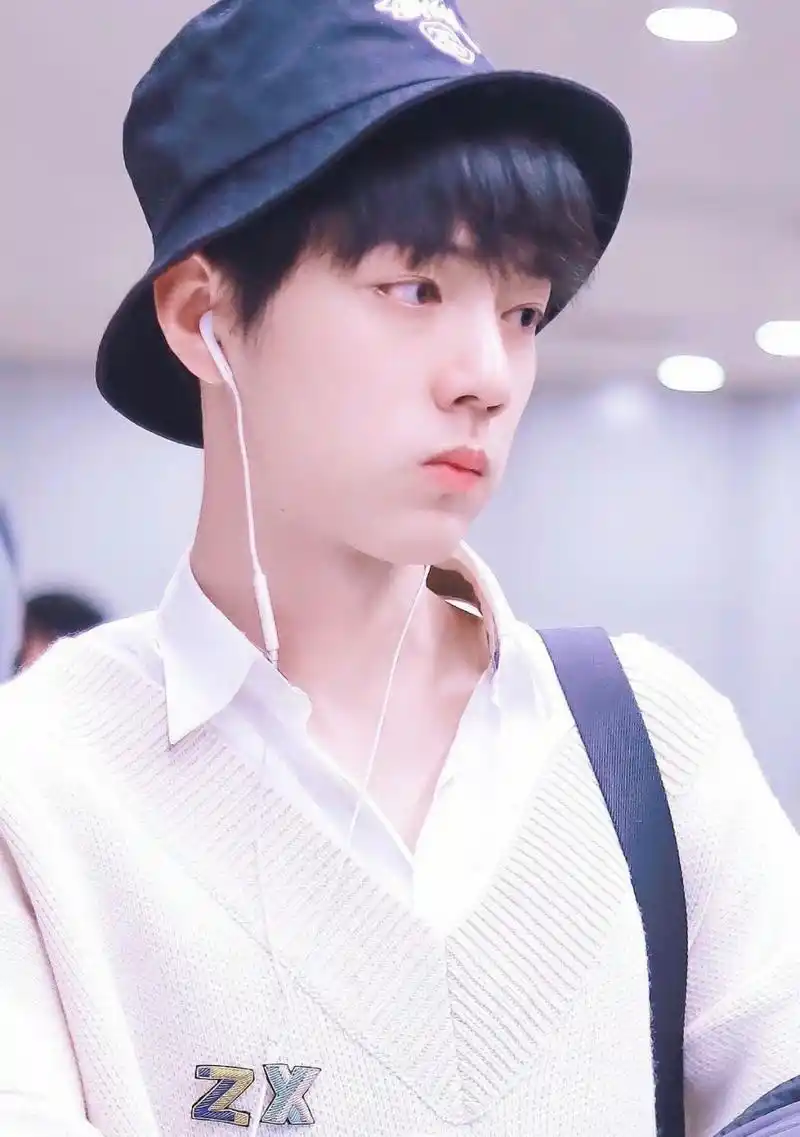 战战不同时期的嘟嘟嘴,可可爱爱#肖战