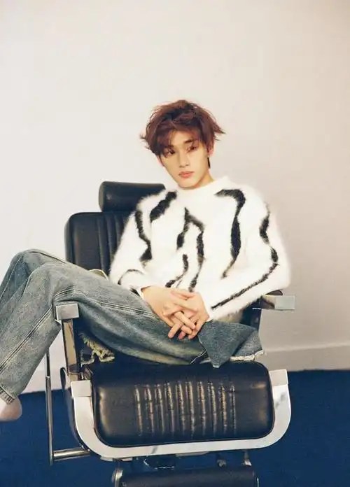 丁程鑫个性随拍解锁全新发型引发热烈讨论