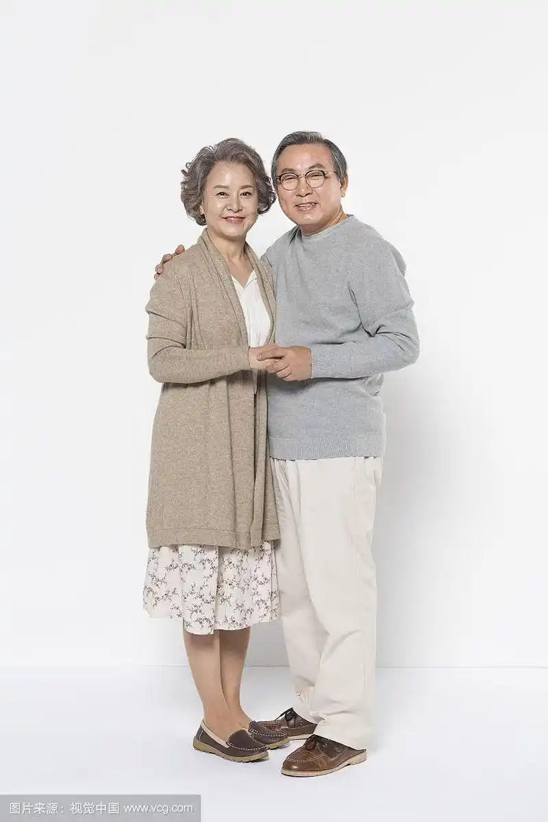 老年夫妇牵手站立摄影