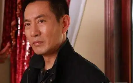 海天集团,姚刚演的房地产总经理叫何总是什么电视剧,不是罪域,是另一