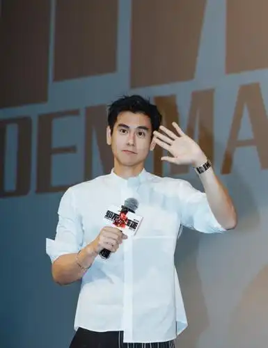 彭于晏穿着白色衬衫似少年,下半身却是穿错衣服,图案实在尴尬!