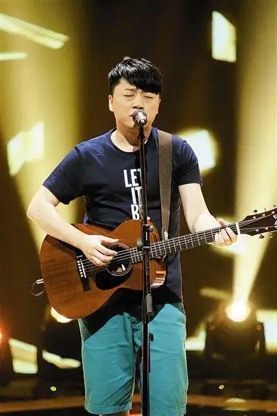 图中国好声音那英战队取得冠军民谣歌手张磊夺冠