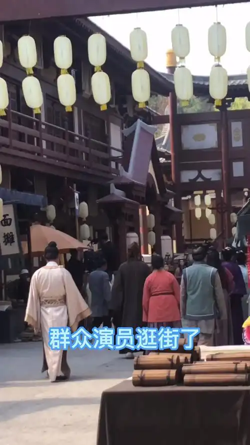 古装剧拍戏现场,群众演员逛街了
