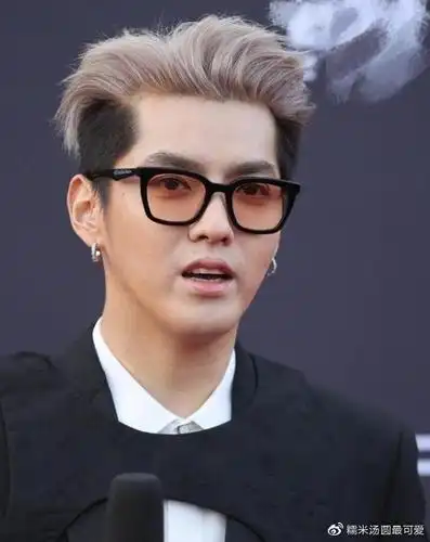 吴亦凡胖到认不出颜值下滑状态差小肚腩都快撑破衣服了