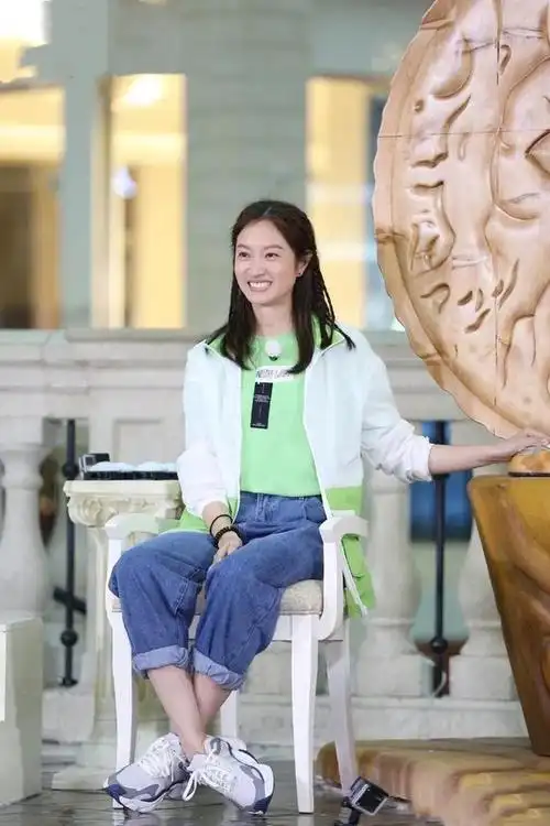 朱亚文老婆太显嫩了!