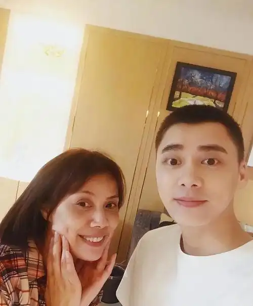 李易峰妈妈貌若翻版王祖贤如今有件事最令她痛心