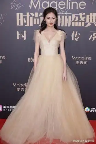 陈钰琪的红毯造型太撩人了!蓝色v领纱裙,展现性感与纯真的碰撞