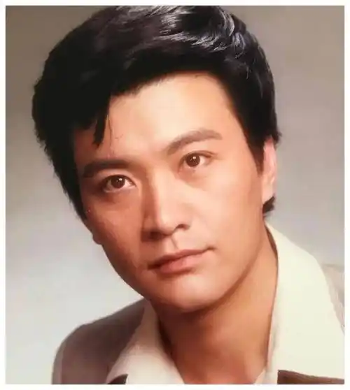 "80年代男神"周里京!妻子被害身亡后却被父亲告上法庭!