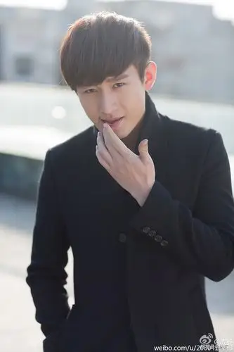 原创考古早期成毅照片网友对不起我笑了