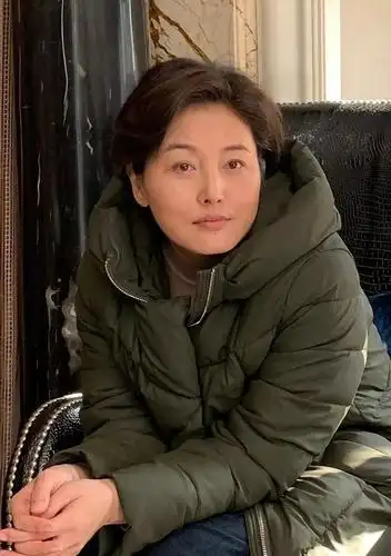 张延素颜照被赞气质佳,年近半百依然很有辨识度