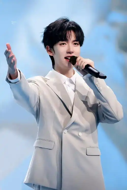 贺峻霖的图片啦