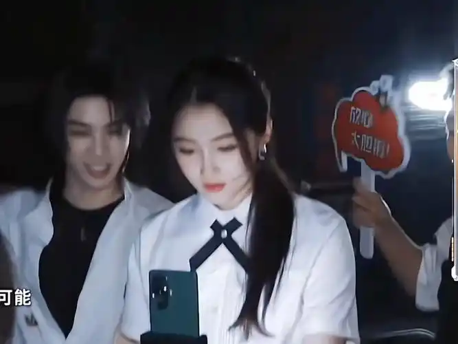 哈哈哈 给彤夸害羞了 "关晓彤 "华晨宇 "爱吃香菜的关小姐