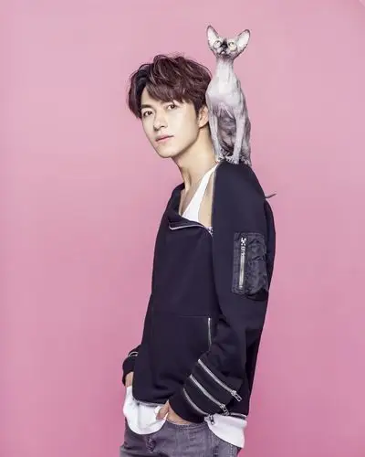 范晓东曝光最新写真演绎帅气花美男