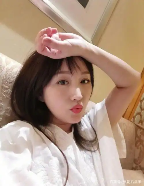 48岁杨钰莹近照曝光!脸部发福僵硬油光满面,不过上半身很丰满