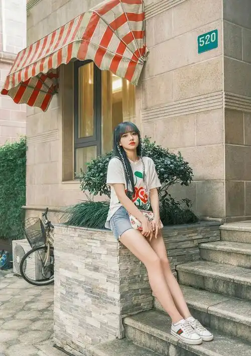 程潇这是给腿充值了当她穿上皮质短裤这腿长得不敢想象