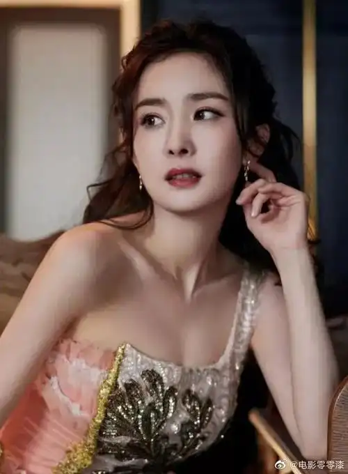 杨幂icon华丽室内低胸礼服写真