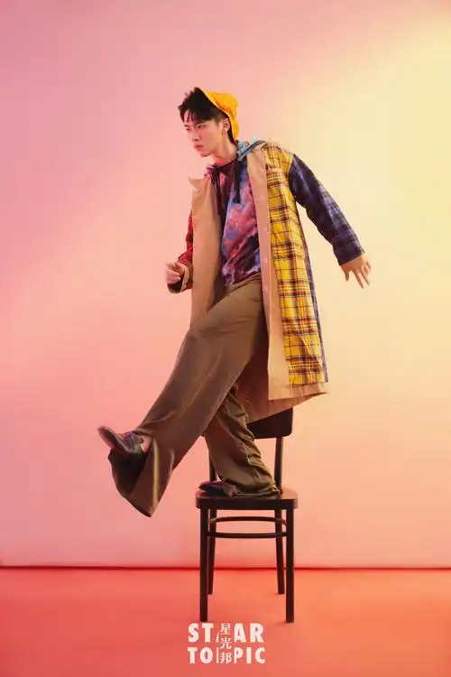 张逸杰光影大片展时尚质感棱角分明上演侧颜杀