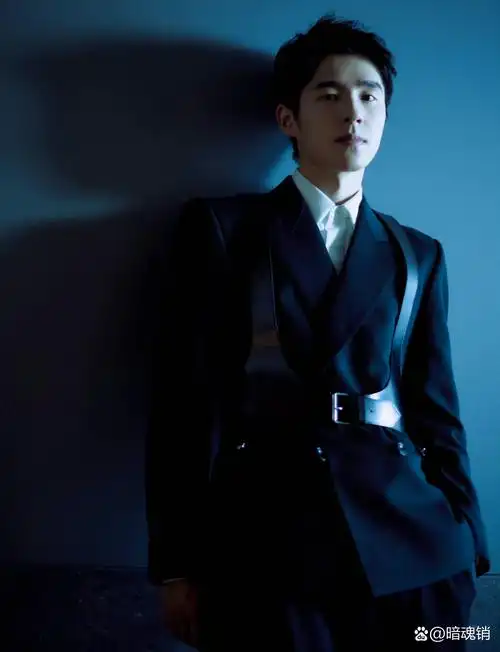 刘昊然白色衬衫搭配黑色西装套装真的是太帅气了,这身材比例真的是绝