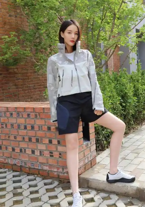 李一桐,1990年出生于中国山东省,身高164厘米,体重42公斤.