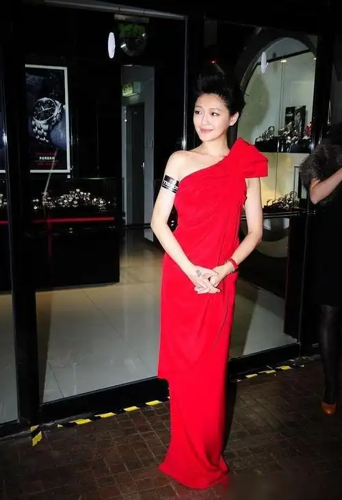 希腊风红色长裙腰部黑色宽腰带,完美的将身高视觉效果固定,拉伸整体