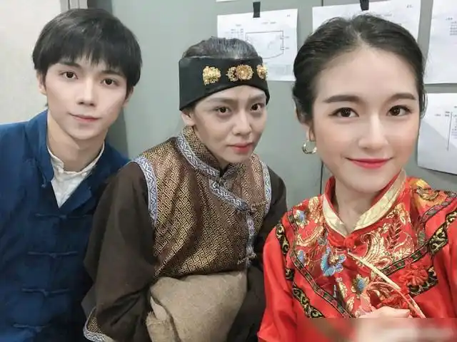 罗一舟这么好的条件也早早被经纪公司给签下了,他现在是张萌公司旗下