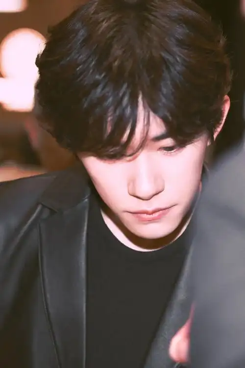 易烊千玺电影小小的我##易烊千玺被夸害羞了##易烊千玺粉色小包