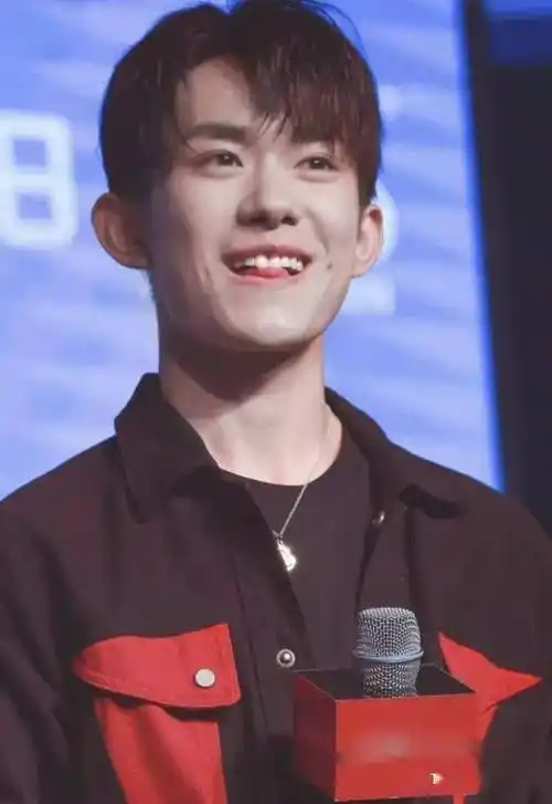 好甜专治各种不开心易烊千玺的梨涡浅笑好迷人