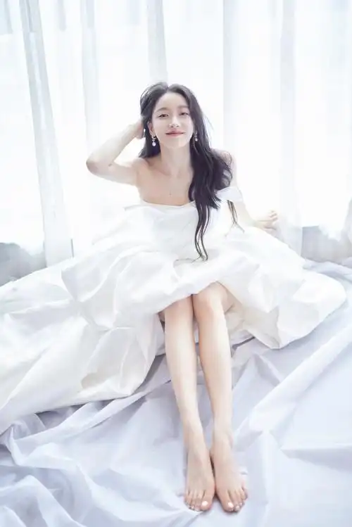 被姜贞羽的羽毛舞台击中了