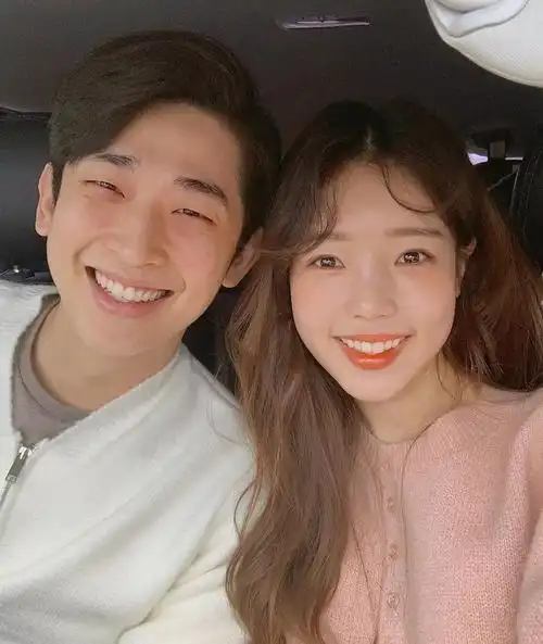 这对有着迷人笑眼的韩国情侣,从穿搭就能感染他们的甜蜜默契